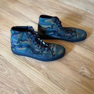 Men’s Vans hi-top shoes in a beautiful camouflage pattern
